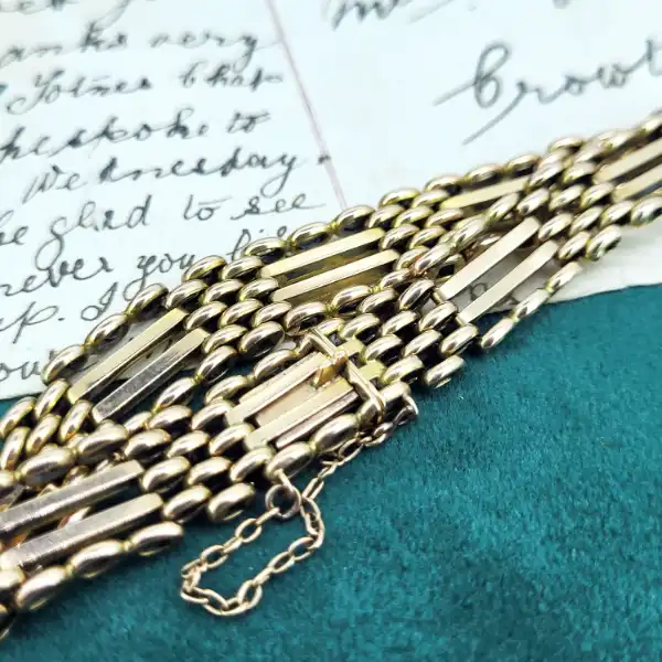 15ct Gold Antique Gate Bracelet — image 3