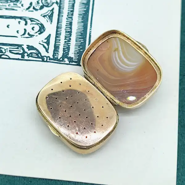 Antique Victorian Vinaigrette in 9ct Rose Gold with Scottish Agate — image 4