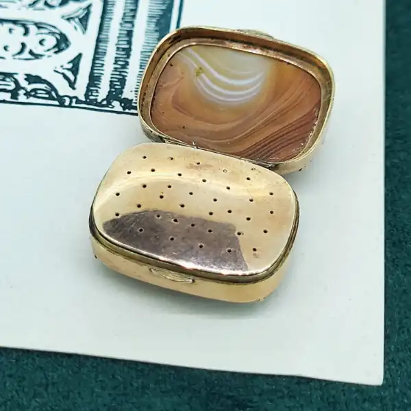 Antique Victorian Vinaigrette in 9ct Rose Gold with Scottish Agate — image 5