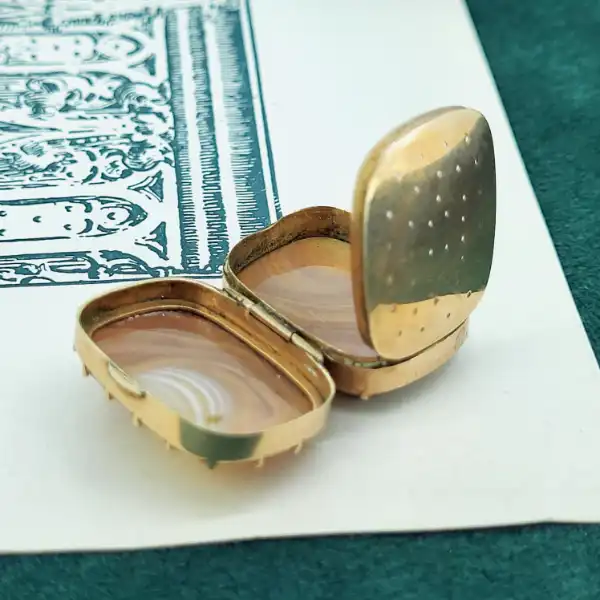 Antique Victorian Vinaigrette in 9ct Rose Gold with Scottish Agate — image 7