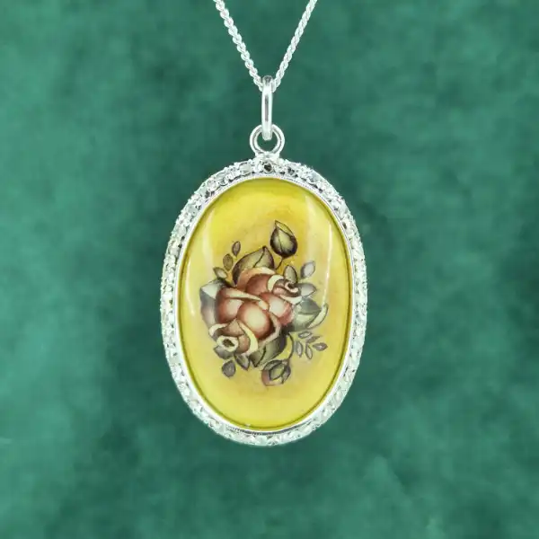 18ct Gold Diamond Art Pendant — image 2