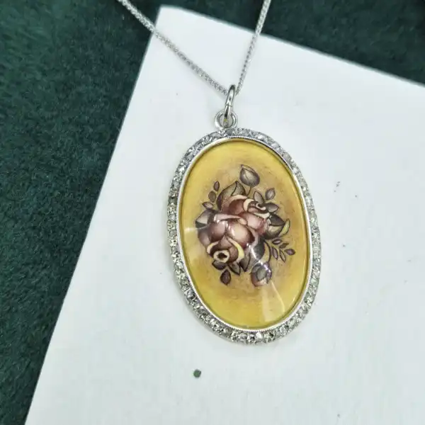 18ct Gold Diamond Art Pendant — image 3