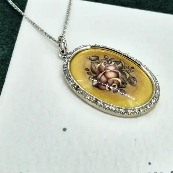 18ct Gold Diamond Art Pendant — image 4