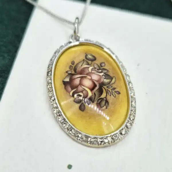 18ct Gold Diamond Art Pendant — image 5