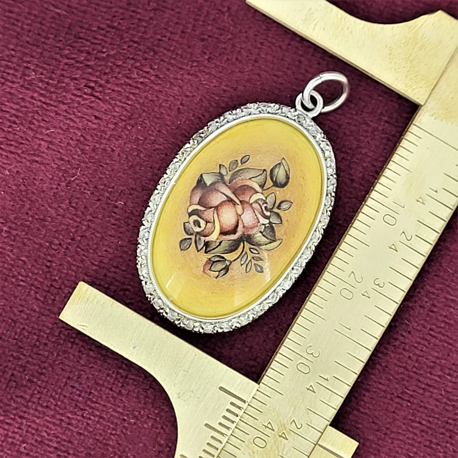 18ct Gold Diamond Art Pendant — image 6
