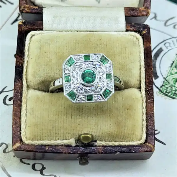 18ct Art Deco Fancy Emerald and Diamond Ring — image 3