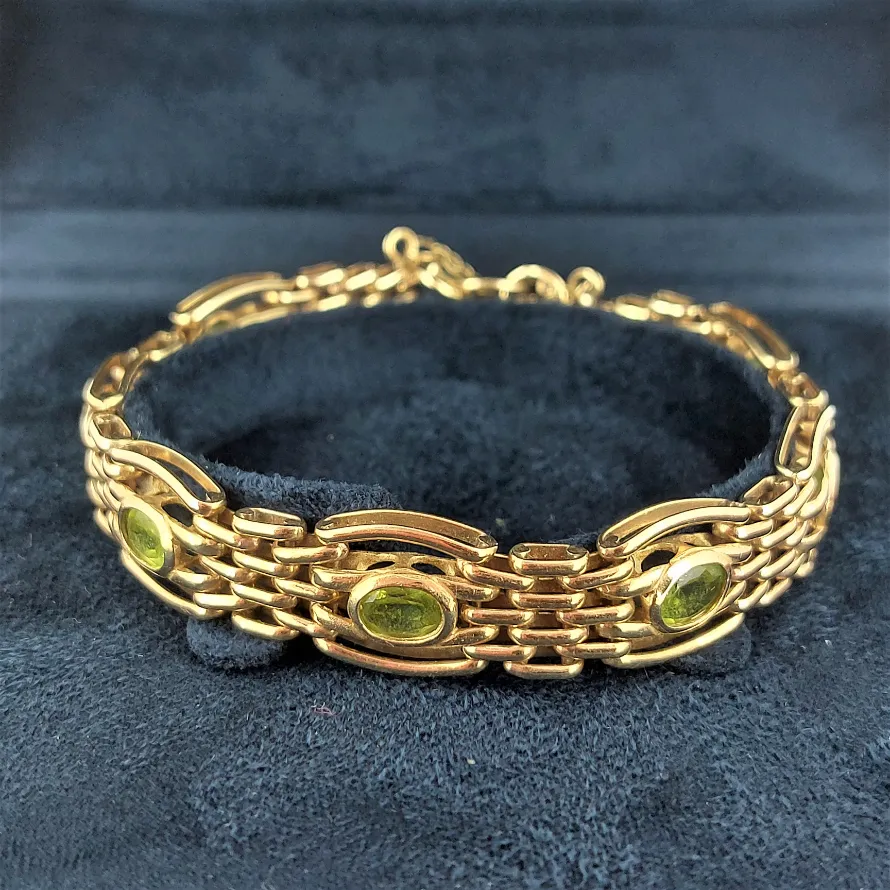 9ct White Gold and Peridot Gate Bracelet — image 4