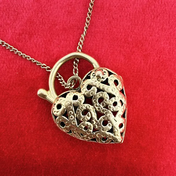 Vintage 9ct Yellow Gold Engraved Link Charm Bracelet  — image 5