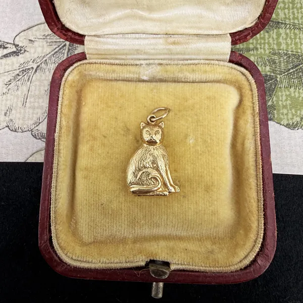9ct Yellow Gold Sitting Cat Charm, Birmingham 1975 — image 2