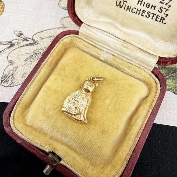 9ct Yellow Gold Sitting Cat Charm, Birmingham 1975 — image 3