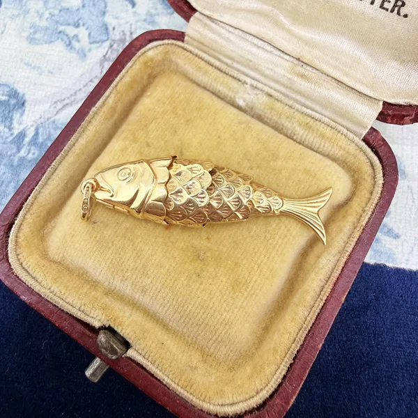 9ct Yellow Gold Large Flexible Fish Charm, London 1977 — image 3
