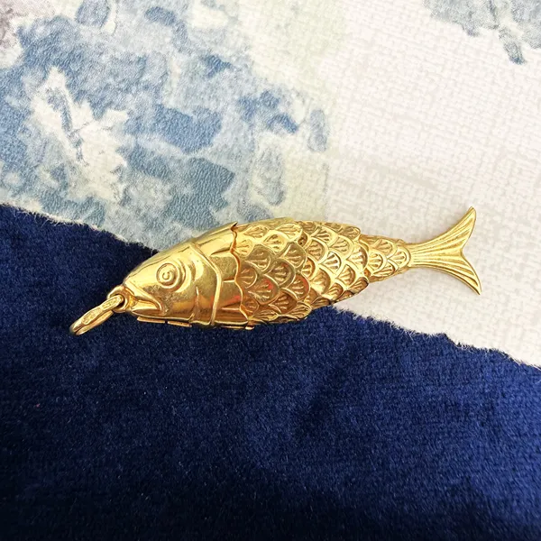 9ct Yellow Gold Large Flexible Fish Charm, London 1977 — image 5