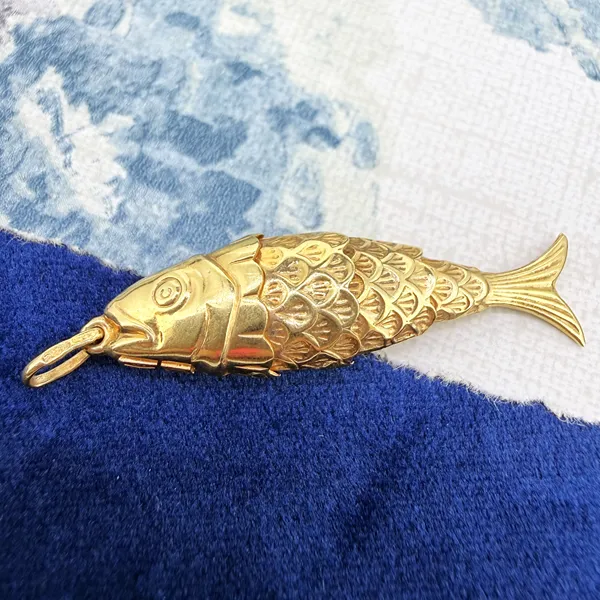 9ct Yellow Gold Large Flexible Fish Charm, London 1977 — image 6
