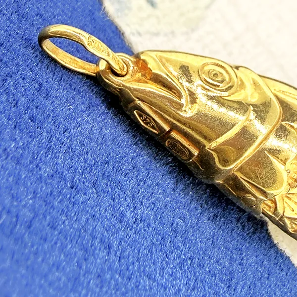 9ct Yellow Gold Large Flexible Fish Charm, London 1977 — image 7