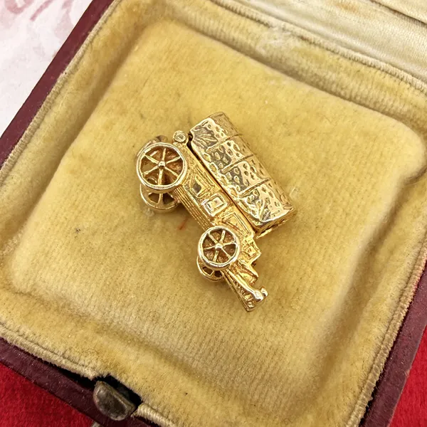 9ct Yellow Gold Opening Wagon Charm, circa 1965 — image 3