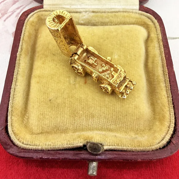 9ct Yellow Gold Opening Wagon Charm, circa 1965 — image 5