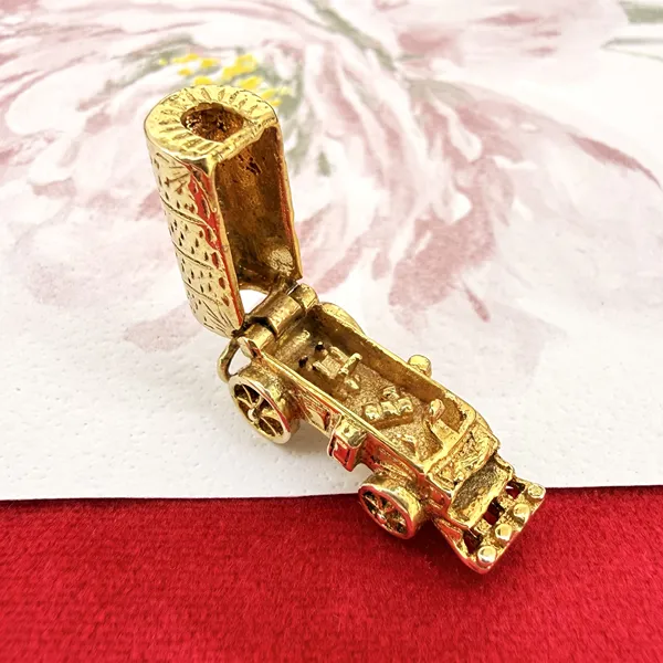 9ct Yellow Gold Opening Wagon Charm, circa 1965 — image 7