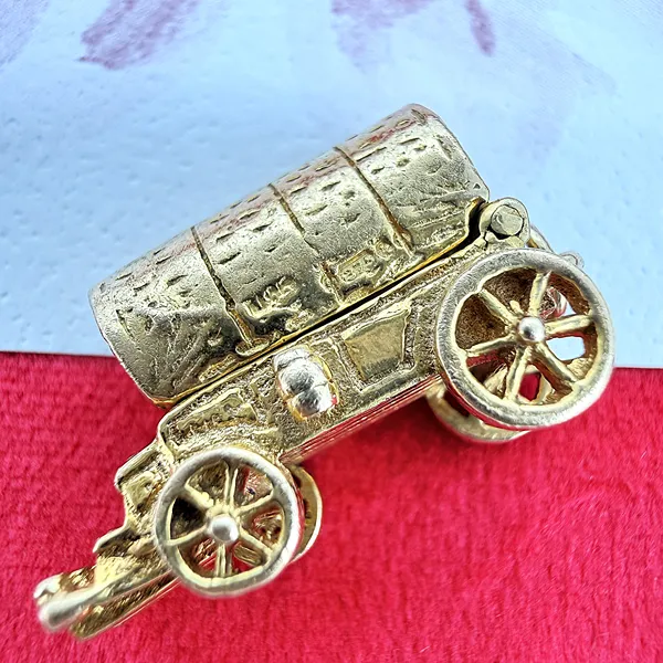 9ct Yellow Gold Opening Wagon Charm, circa 1965 — image 9