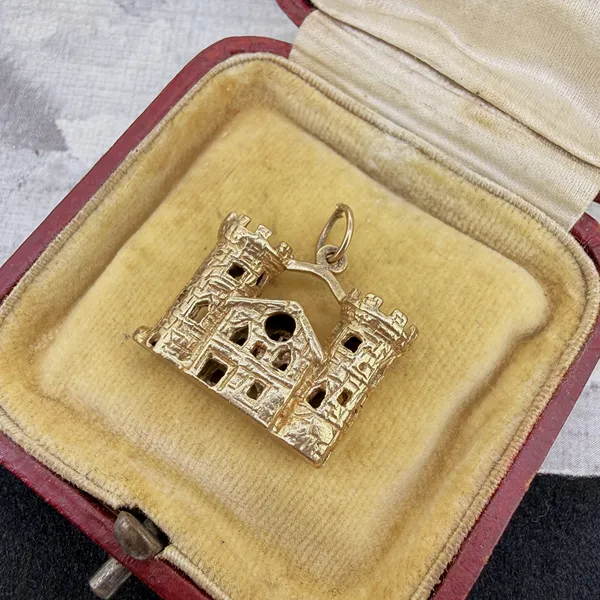 Vintage 9ct Gold Castle Charm, London 1970 — image 3