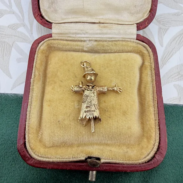 Vintage 9ct Gold Scarecrow Charm, London 1972 — image 2