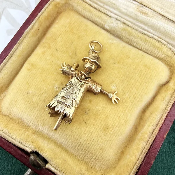 Vintage 9ct Gold Scarecrow Charm, London 1972 — image 3