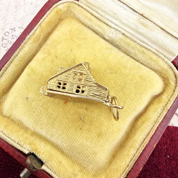 Vintage 9ct Gold Opening House Charm, London 1973 — image 3