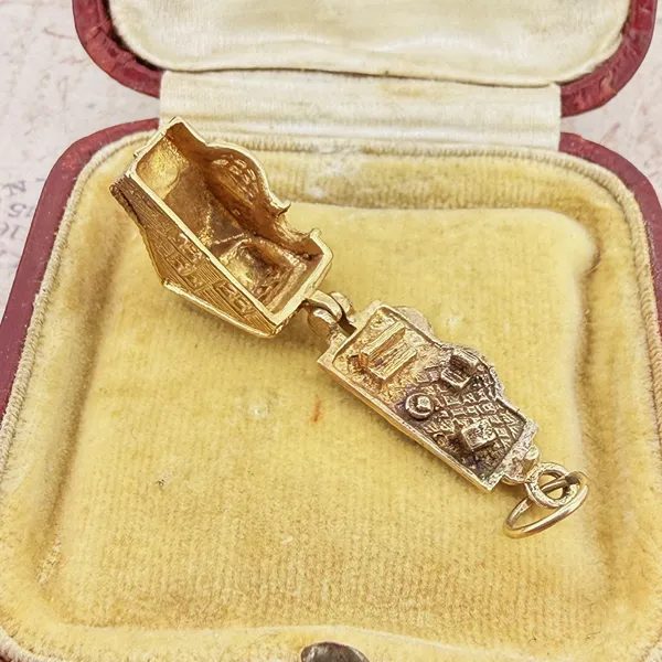 Vintage 9ct Gold Opening House Charm, London 1973 — image 5