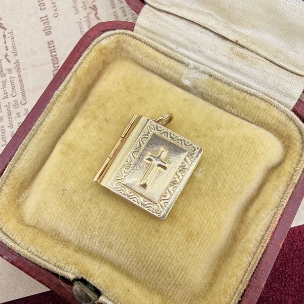 9ct Yellow Gold Bible Charm, London 1965 — image 3