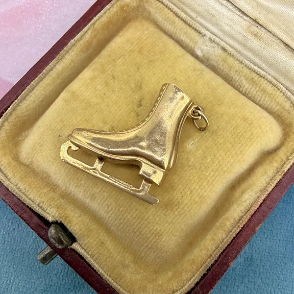 9ct Yellow Gold Ice Skate Charm, London 1973 — image 3