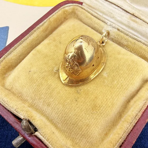 9ct Yellow Gold Policeman's Helmet Charm, London 1972 — image 3