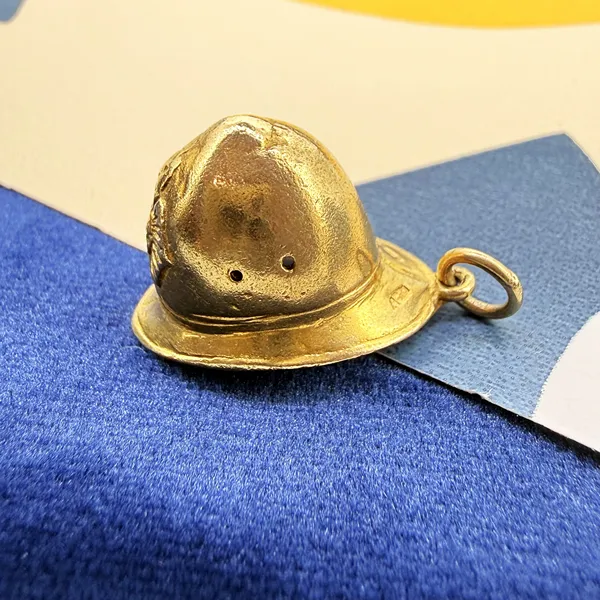 9ct Yellow Gold Policeman's Helmet Charm, London 1972 — image 6
