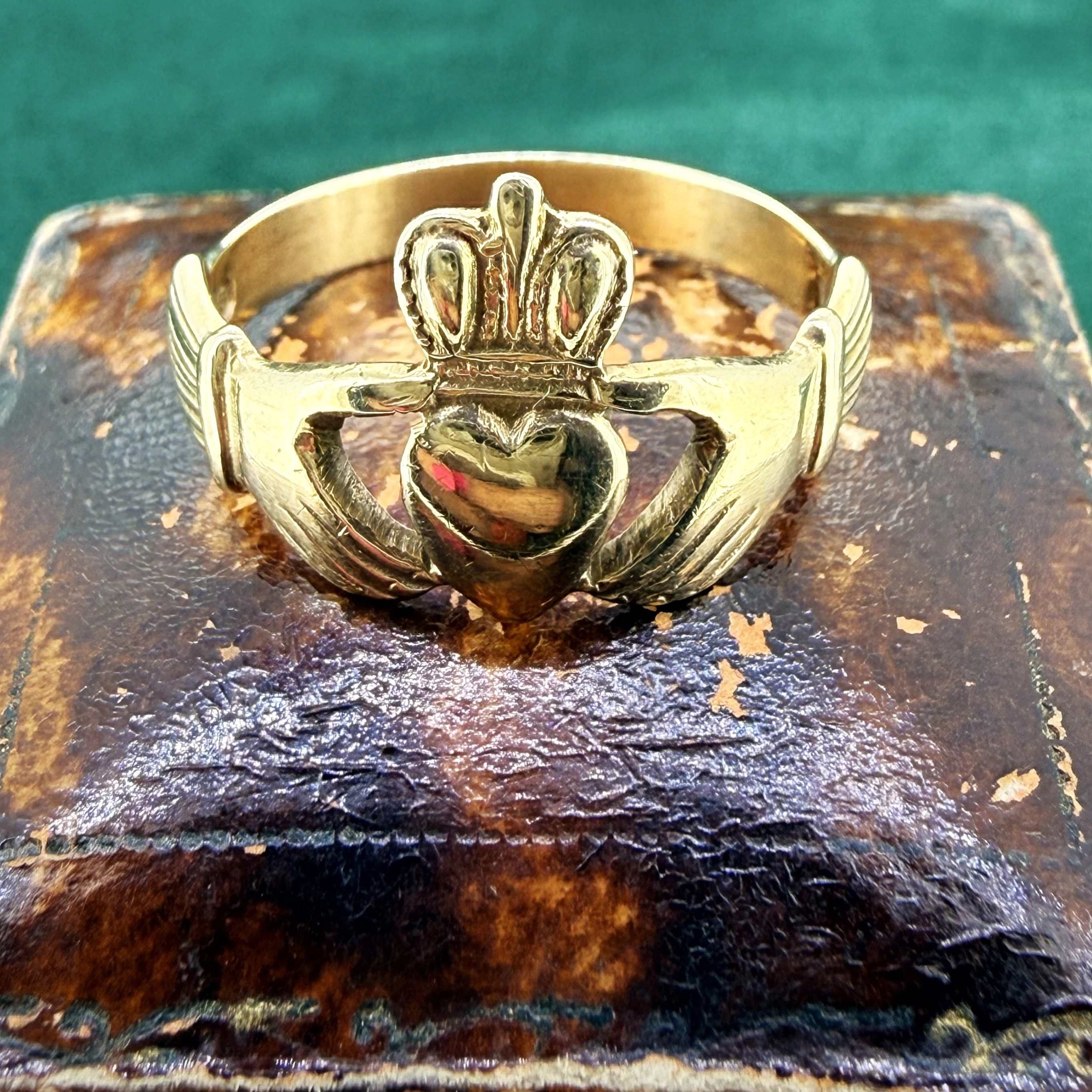 9ct Yellow Gold Irish Claddagh Ring — image 4