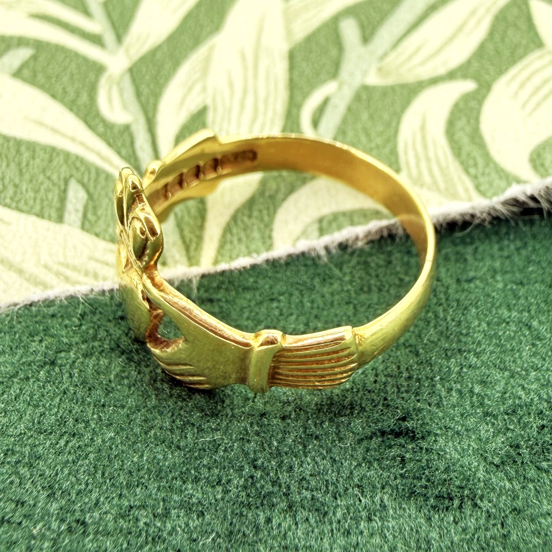 9ct Yellow Gold Irish Claddagh Ring — image 6