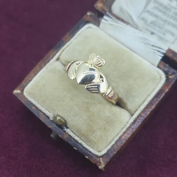 9ct Yellow Gold Unisex Claddagh Ring — image 2