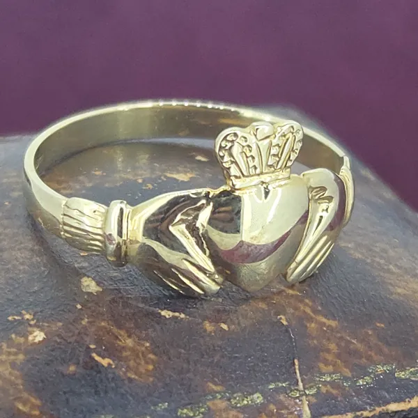 9ct Yellow Gold Unisex Claddagh Ring — image 4