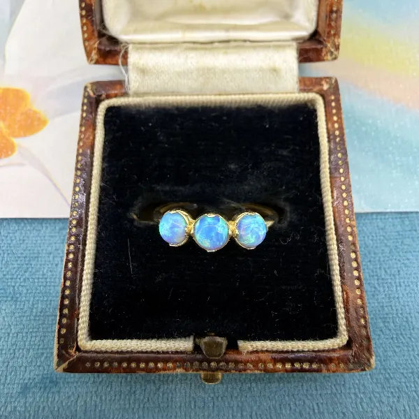 9ct Yellow Gold Vintage Opal Trilogy Ring — image 2