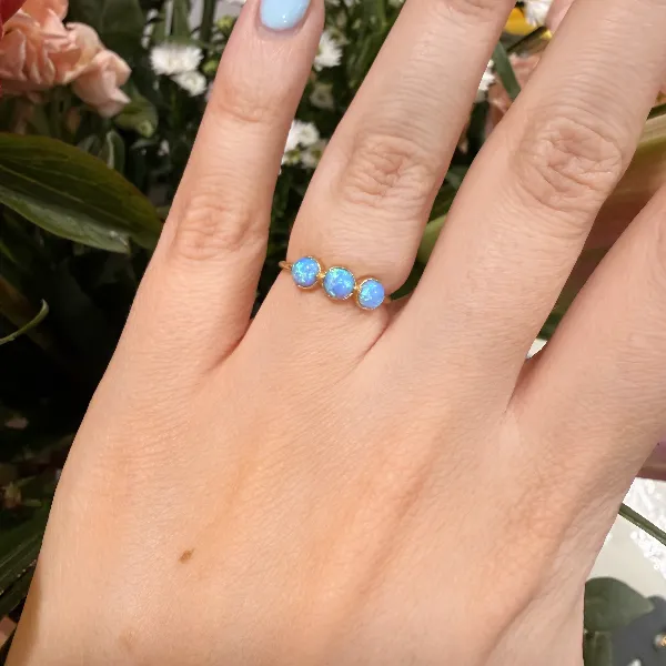 9ct Yellow Gold Vintage Opal Trilogy Ring — image 11