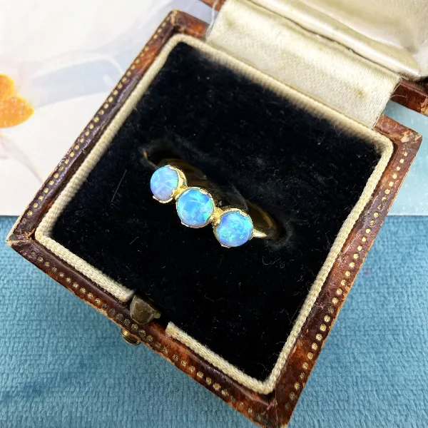 9ct Yellow Gold Vintage Opal Trilogy Ring — image 3