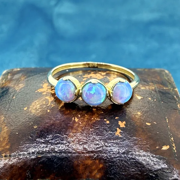 9ct Yellow Gold Vintage Opal Trilogy Ring — image 4
