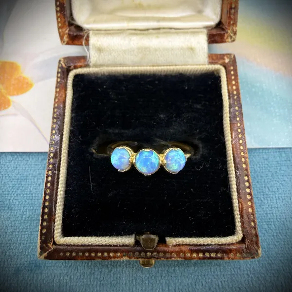 9ct Yellow Gold Vintage Opal Trilogy Ring