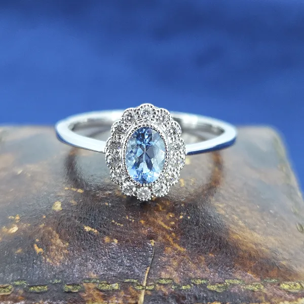 18ct White Gold Aquamarine & Diamond Cluster Ring — image 4
