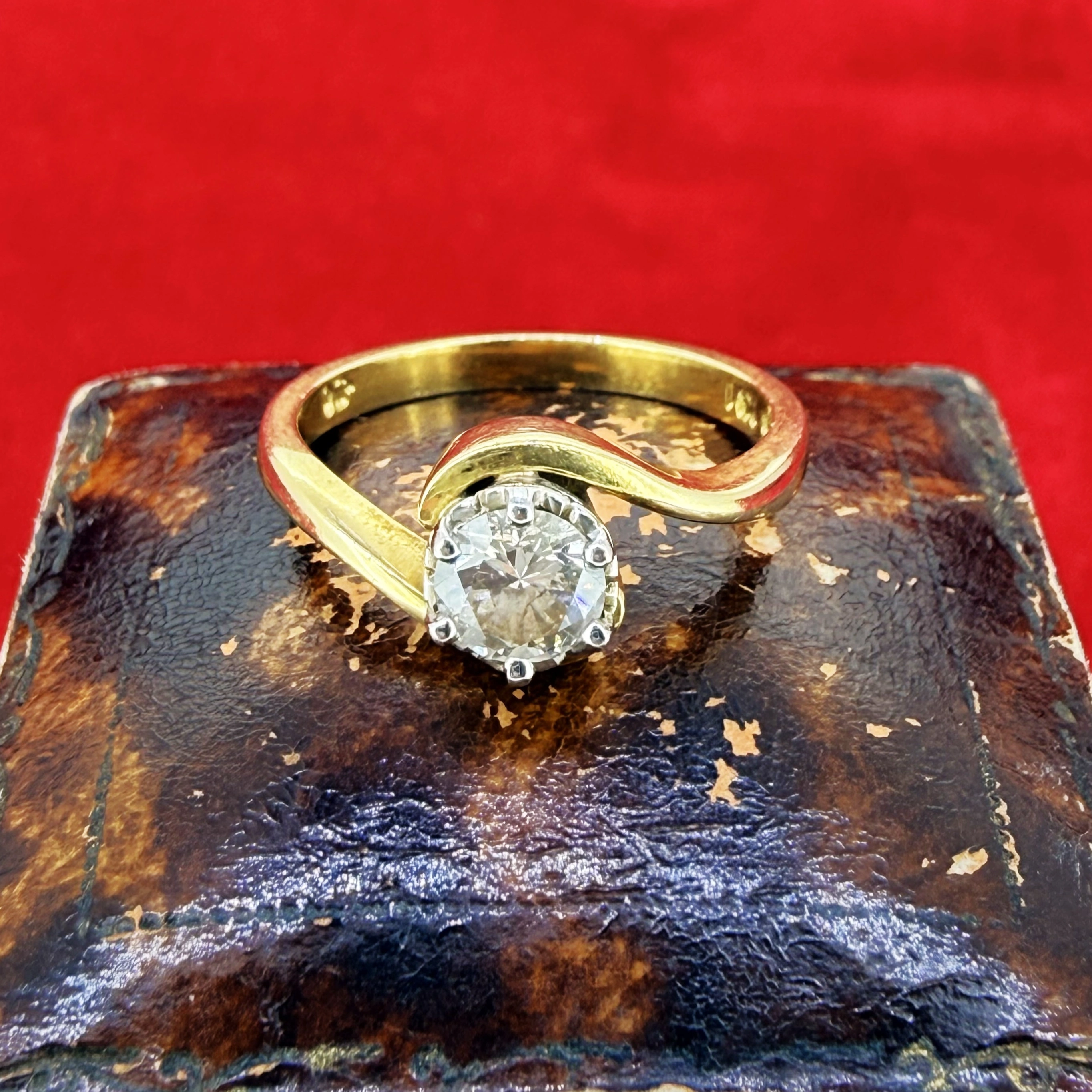 Vintage 18ct Yellow Gold 0.50ct Diamond Solitaire Twist — image 4