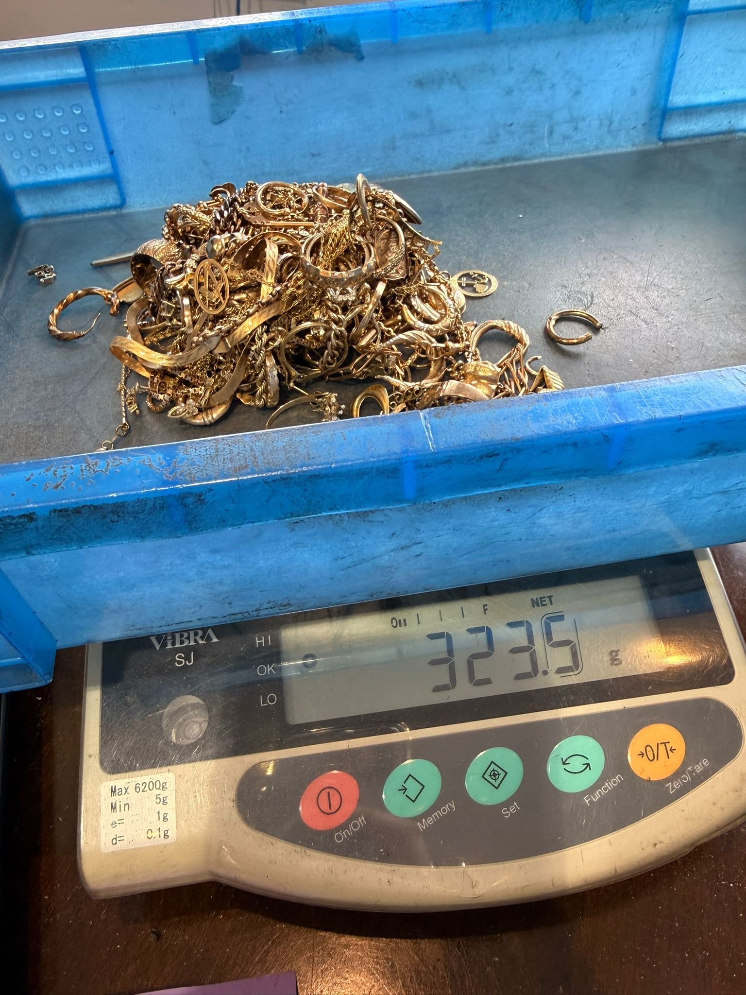 323.5 grams of gold jewellery on a Vibra precision scale